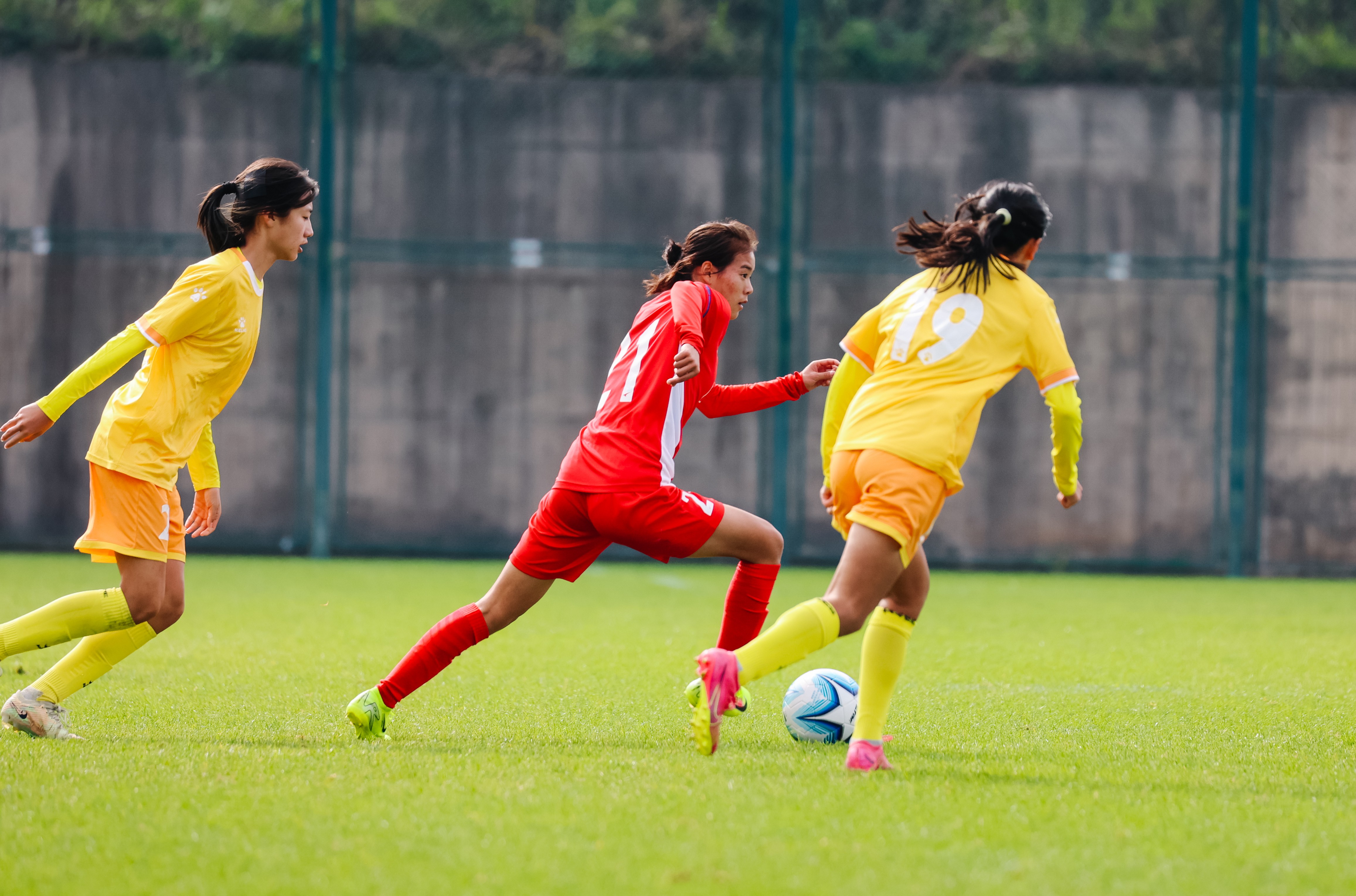 赛场再起风云，女足比赛瞬间惊艳亮相